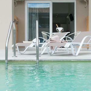 Apartament typu junior "Pool"